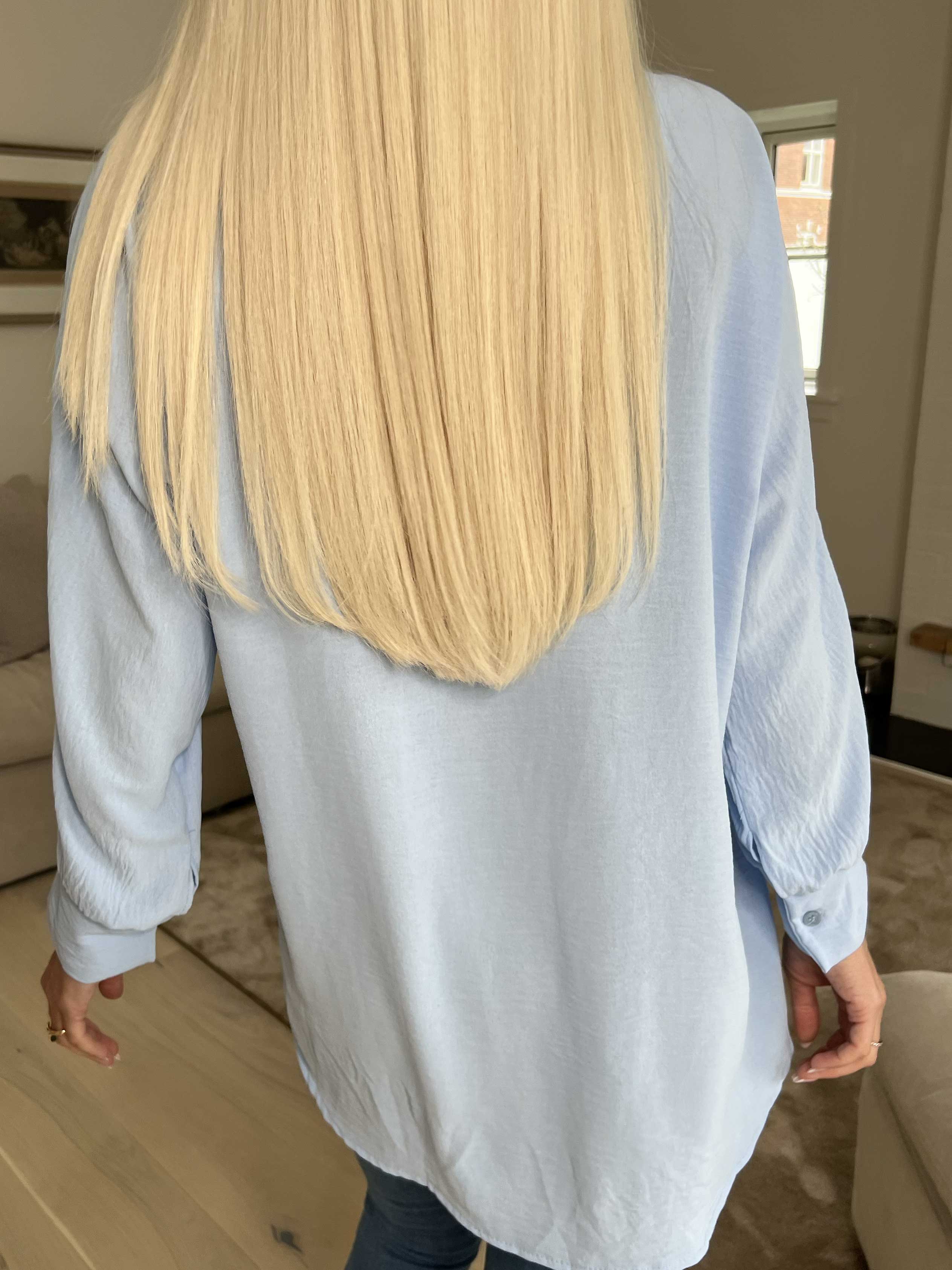 Katrin - Skjorte med fine farvet blomster foran